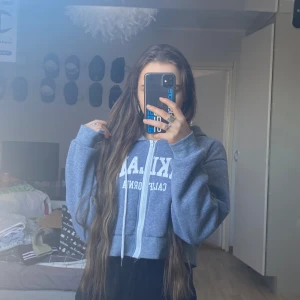 Croppad huvtröja - En croppad luvtröja med tryck