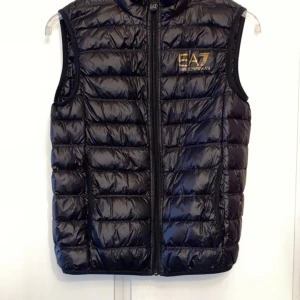 Armani väst - Armani väst helt oanvänd  Storlek: XS Pris: 900kr Priset kan diskuteras Vill sälja den för den bara ligger hemma o det är inte min stil