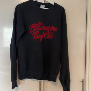 Galet snygg crew neck sweatshirt från billionaire boy club knappt använd, har inget tecken på användning. Strl M o priset är inte starkt. 