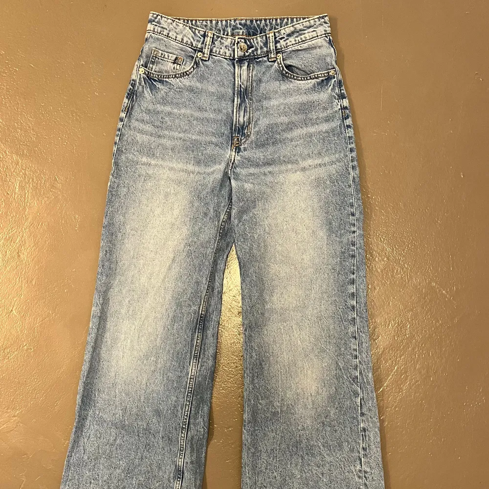 Jeans från H&M Divided storlek 36. Hög midja och vida, raka ben. Slim fit. Slitna längst ner, annars mycket fint skick. . Jeans & Byxor.