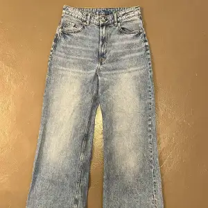 Jeans från H&M Divided storlek 36. Hög midja och vida, raka ben. Slim fit. Slitna längst ner, annars mycket fint skick. 
