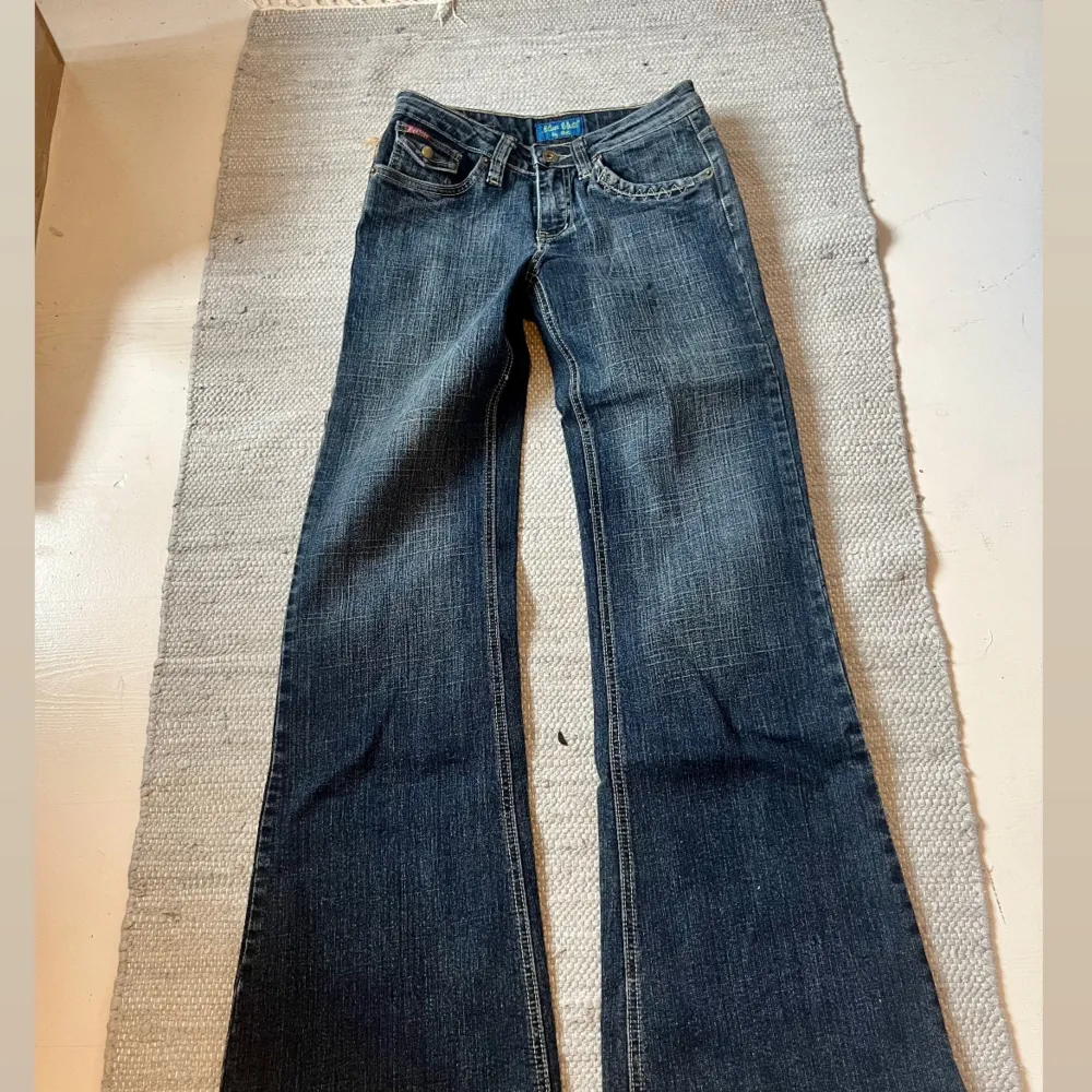 Lågmidjade bootcut jeans som är helt nya. Midjemått 34 cm, innebenslängd 80 cm. Köp via köp nu ❤️‍🔥. Jeans & Byxor.