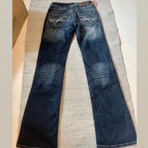 Lågmidjade bootcut jeans  - Lågmidjade bootcut jeans som är helt nya. Midjemått 34 cm, innerbenslängd 78 cm. Köp via köp nu❤️‍🔥