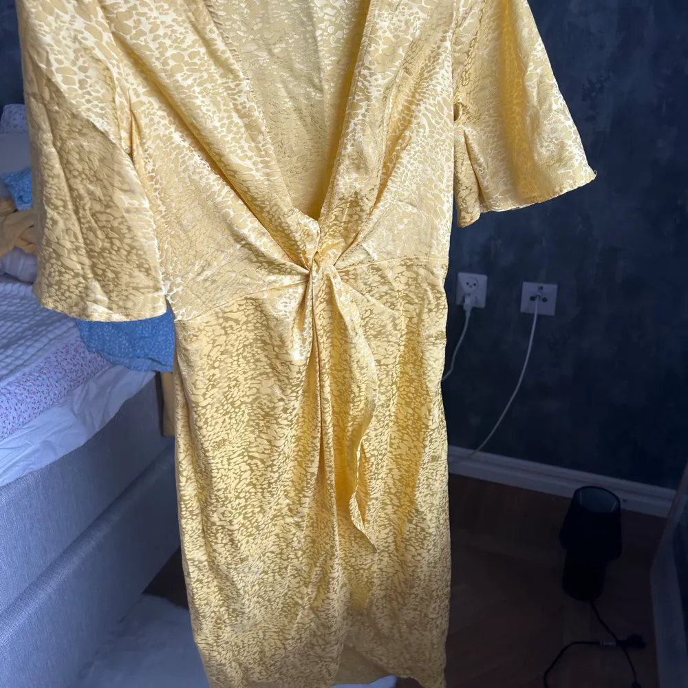 Jätte fin gul klänning från Nelly som ej används längre 🫶🏼. Klänningar.