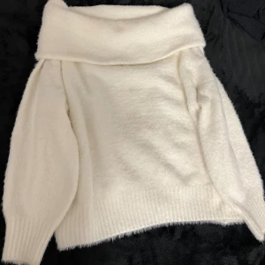 Off shoulder - Fin mjuk off shoulder utan några fel. Bara nån missfärgning på mitten som man kan se på andra bilden. Syns dock inte så tydligt i verkligheten  