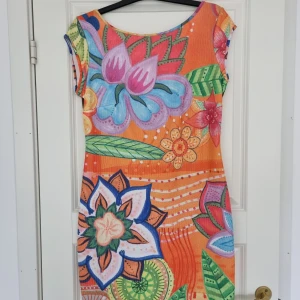 Desigualklänning - Klänning, använd en gång,  liten i storleken. 