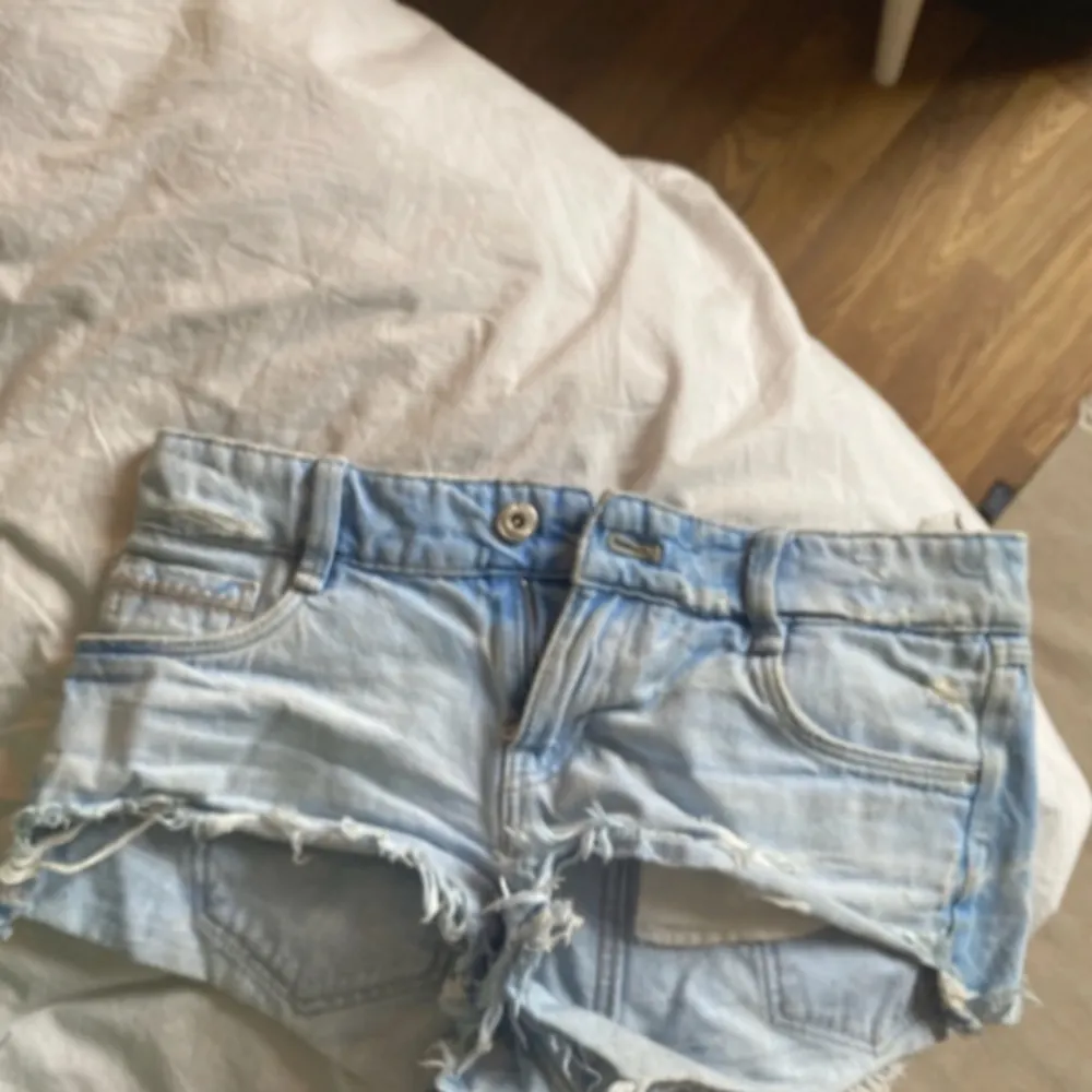 Jätte fina jeansshorts från Zara med slitningar . Shorts.