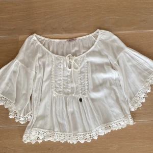 Vit blus/topp - Säljer denna vita TESSIE blus. Använd fåtal gånger. Storlek xxs/s 150kr + frakt 