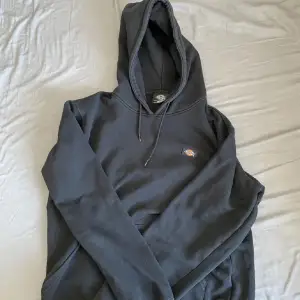 Säljer min dickies hoodie i nyskick. Strl M.