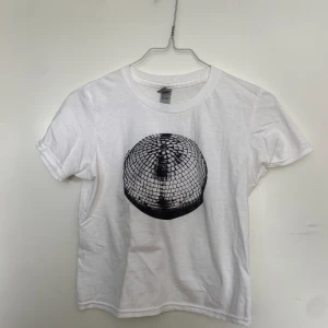 In print we trust baby tee - Säljer denna In Print We Trust Baby Tee i storlek S då den inte kommer till användning. Använd fåtal gånger & utan defekter. 100% Bomull. Liten i storleken. Om du har frågor eller vill ha fler bilder är det bara att hmu!💞