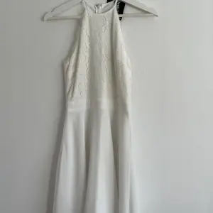Jättefin vit klänning med lite spets. Klänningen är helt ny och lappar finns kvar och säljs på grund av att den aldrig kommit till användning. Passar perfekt till skolavslutning, student eller som en vanlig sommarklänning! 🥰
