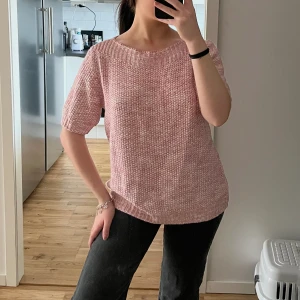 Stickad kortärmad  - Stickad kortärmad i storlek S 🩷