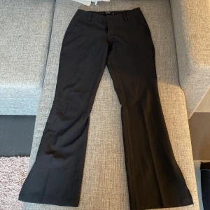 Lågmidjade kostymbyxor  - Ett par lågmidjade svarta kostymbyxor från bikbok i modellen ”Vera” och i jättefint skick. Tryck gärna på ”köp direkt”!!