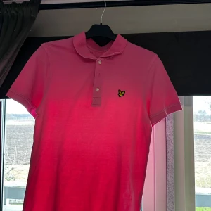 Lyle & scott piké  - En schysst rosa piké! Använd ett fåtal gånger!