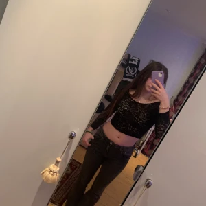 Skit snygg blommig topp - Skit snygg blommig topp som säljs pga den är liten på mig, toppen är från 2000-talet och knappt använd. 