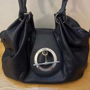 En så fin väska med loggan som Christian Dior, vet ej om den är äkta då den köptes second hand!! Rymlig och perfekt som skolväska💕💕Väskan är mörkblå med kan se ut som svart (se sista bilden)