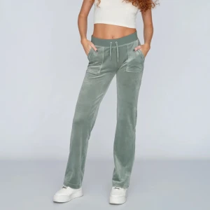 Juicy Couture Byxor  - Säljer mina gröna Juicy Couture byxor då de ej kommer till användning. De är endast använda ett fåtal gånger, så kommer i nyskick.  Säljer för 900kr exklusive frakt 💗
