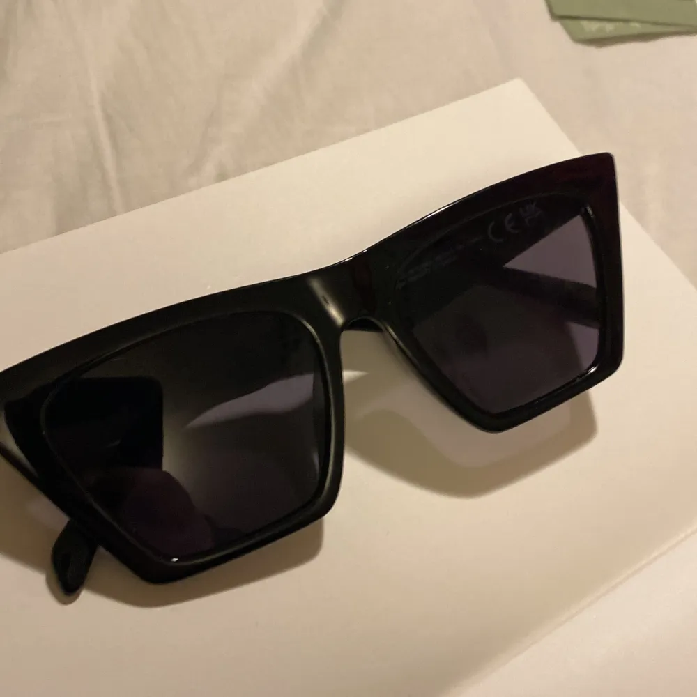 Helt nya solglasögon köpta på hm. Har aldrig använt.   Frakten betalas av köparen!. Accessoarer.