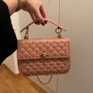 Väska - Säljer en väska liknar valentino rockstud spike bag. Köpt utomlands använd en gång. Måtten är 24•16•8 så den motsvarar medium. Har inga bevis på att den är äkta Skriv privat för fler bilder osv 💕  2000 vid snabb affär