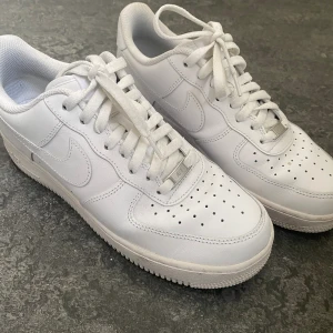 Air force - Har använts 2,3 gånger, säljer pga att de är för stora. skriv orivat för mer info