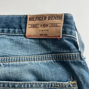Fina Hillfiger jeans modell Woody Storm Wash, lätt fransiga med nedtill. Finns i sickla udde