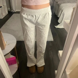 Vita linnebyxor  - Säljer mina vita linnebyxor då dom är för korta❤️ Skriv innnan du köper!!!