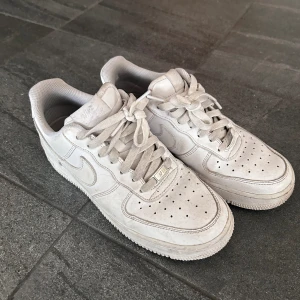 Air force 1  - Lite smutsiga och så men annars ok skick❣️ Säljer då den inte riktigt är min stil längre❣️Låda medföljer❣️Hör av dig vid frågor