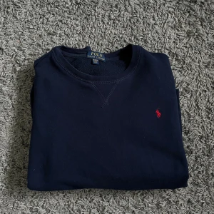 Ralph Lauren sweatshirt - Hej! Säljer en Ralph Lauren sweatshirt som inte används längre. Den är i storlek XL men blivit tvättad och lite mindre så passar L eller stor Medium bättre! Kan släppas lite billigare vid snabb affär😃
