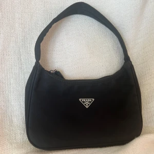 Prada väska  - Säljer min Prada väska. Inga skador, fint skick