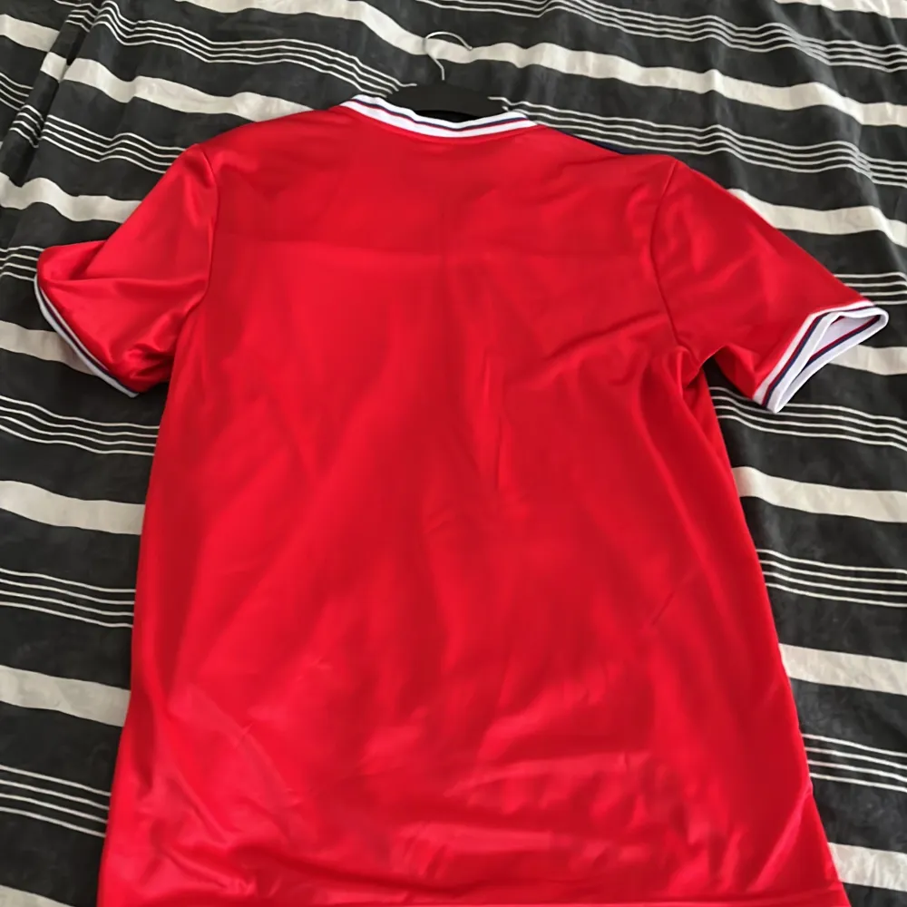 Jag säljer min England retro t-shirt!  Tröjan har endast använts en gång. Inga fläckar eller smuts på tröjan. Tröjan är från VM 1982. OBS!!  Pris kan även diskuteras!. T-shirts.