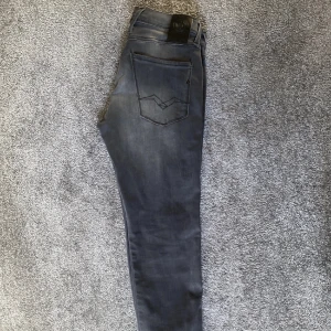 Replay Anbass - Ett par Replay jeans i modell Anbass. Mörkgrå.Skick 9/10. Nypris 1599kr, mitt pris 649kr! Storlek 29/32