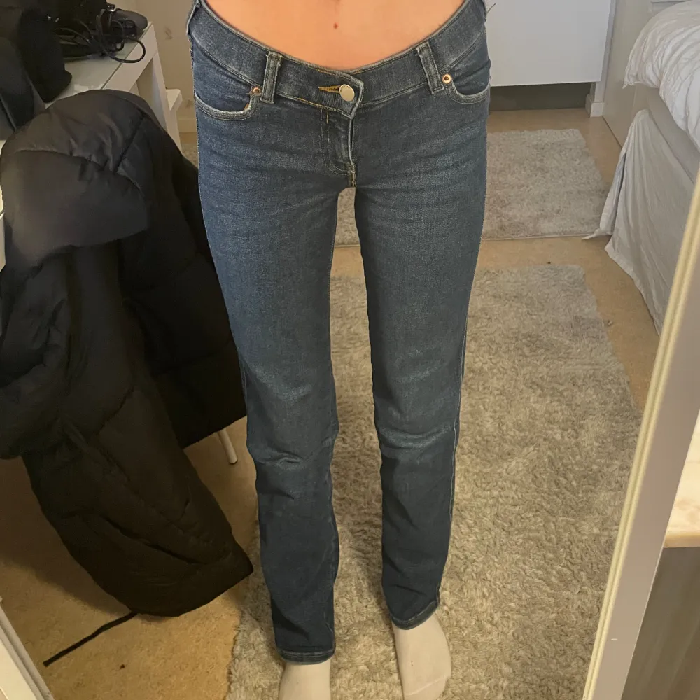 Lågmidjade jeans från Dr.Denim köpta för 4 månader sen så knappt använda, ser helt nya ut inga skavanker. Storlek XS längd 32. Nypris 699kr💙 Priset kan diskuteras. Jeans & Byxor.