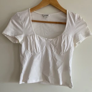 Söt topp - Gullig liten topp från Monki som aldrig använts. Köpare står för frakten✨