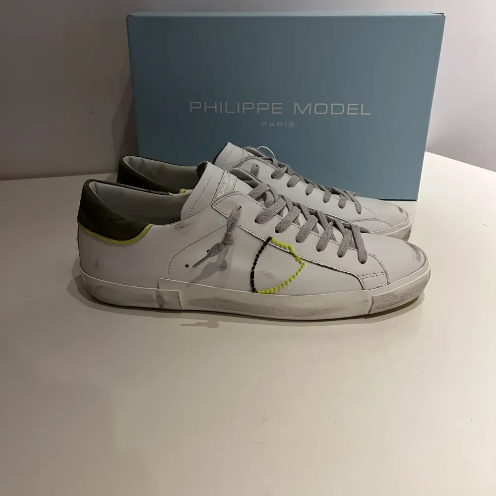 Tja, nu säljer jag dessa feta Phillipe model skor. Skorna är sprillans nya och är inte ens använda en enda gång😁.  Skorna är köpta ifrån Farfetch och kvitto kan fås med vid behov. Om du har frågor eller vill ha mer bilder är det bara att skriva/ mvh😁. Skor.
