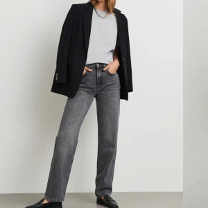 90s high jeans - Gråa högmidjade jeans från Ginatricot, supersnygga och sköna på men har tyvärr inte kommit till användning. Nypris 599 säljer för 300