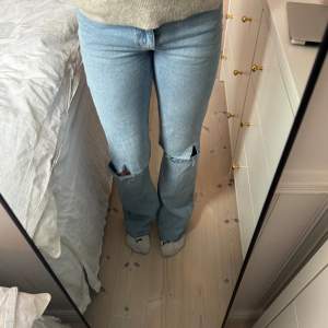 Bootcut jeans från Gina som jag klippt hål i själv. Jag är 166💕