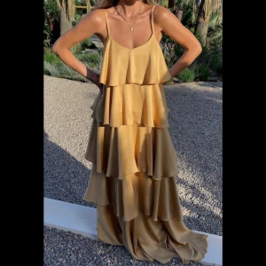 Maxi guldklänning - Drömmig maxiklänning från Molly Rustas kollektion med NA-KD, perfekt skick