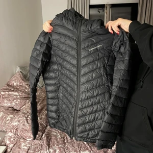 Peak performance  - Säljer min peak performance jacka i storlek M den är i fint skick förutom en liten litet hål på ryggen som jag tejpat över just därav det billiga priset❤️💕