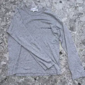CDG grå tröja. Väldigt bra skick, knappt använd. Säljer pga att den är alldeles för liten för mig.