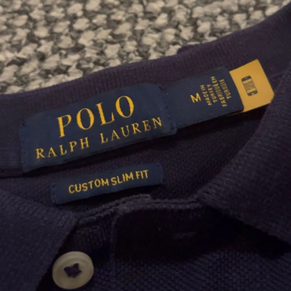 En riktigt snygg mörkblå Ralph lauren pike i grymt skick. Använd ett fåtal gånger. Nypris är 1600 kr. Priset är diskuterats men runt 699.. Skjortor.