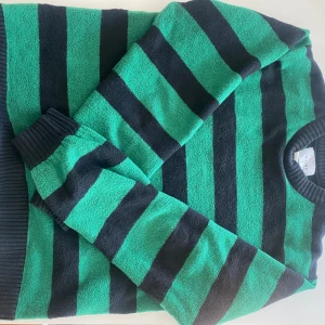 Vailent tröja - Tja! Säljer en Vailent tröja för att den helt enkelt inte används, använt den 3gånger- nyskick! Den är i storlek S men den är lite oversized, passar både tjejer och killar! Passar sjukt bra med svarta eller blå jeans/byxor. Nypris 699kr, Swish⭐️