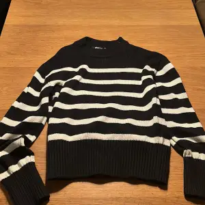 Säljer denna fina stickade tröja ifrån Gina tricot i storlek xs men passar även S!