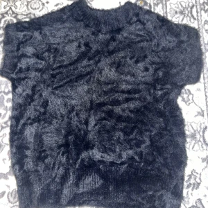 Mjuk tröja  - En mjuk tröja är det man behöver när det är kallt, den är så skön och mjuk. Plus den är lätt att tvätta. Den är ny utan prislappen 👍🏽