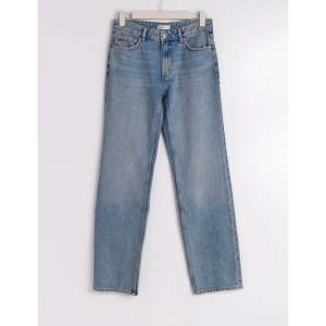 Säljer dessa jeans ifrån Gina i storlek 40 men som passar 38! Modellen heter low straight petite jeans 💗använda en gång, nypris ligger på 500kr mitt pris 200! Pris kan diskuteras vid snabb affär 