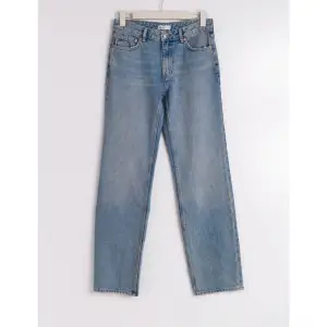 Säljer dessa jeans ifrån Gina i storlek 40 men som passar 38! Modellen heter low straight petite jeans 💗använda en gång, nypris ligger på 500kr mitt pris 200! Pris kan diskuteras vid snabb affär 