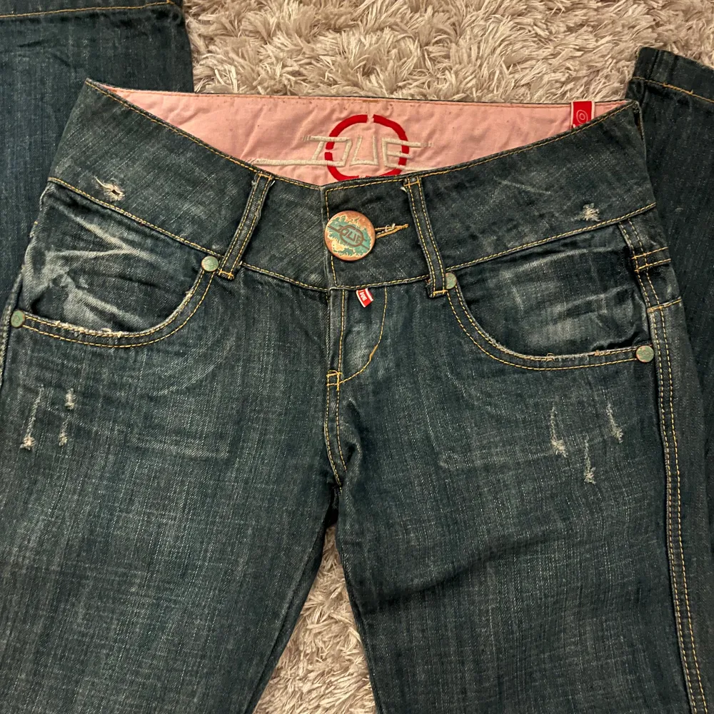 Säljer mina jätte snygga bootcut low Rise jeans pga jag behöver plats i garderoben och rensar. De har inga defekter och knappt använda Innerbenslängd - 80  Midjemått- 38 . Jeans & Byxor.