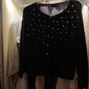 Kofta - En fin kofta från zara med pärlor på. Använd ett fåtal gånger🩷