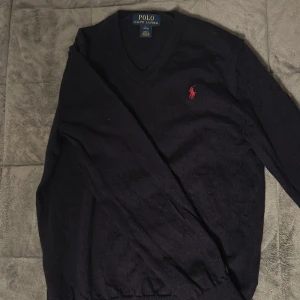 Polo Ralph lauren  - Hej säljer en polo Ralph lauren i storlek L (14-16). Hör av dig vid minsta fundering eller fråga 