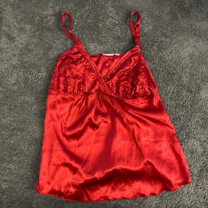 Vintage topp - Jätte fin röd/vinröd aktig vintage topp oanvänd (den är lite mörkare i verkligheten men lika fin!) 🩷💜