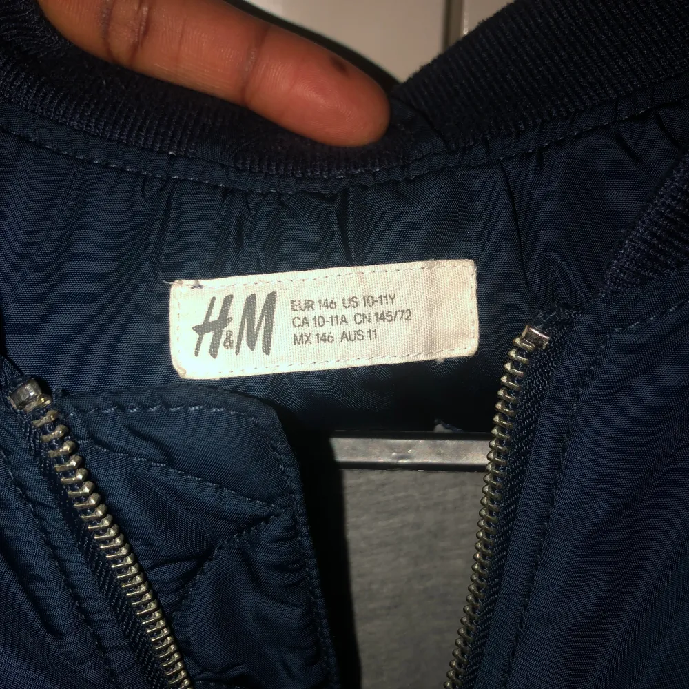 Säljer denna jackan från H&M i storlek 146🫶🏽💗  Skriv för mer bilder om det behövs 💋💋. Jackor.